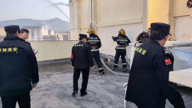 消防安全重于泰山  实战演练永不止步 ——天水上河郡小区联合消防部门开展高层建筑消防演练暨节前消防宣传活动